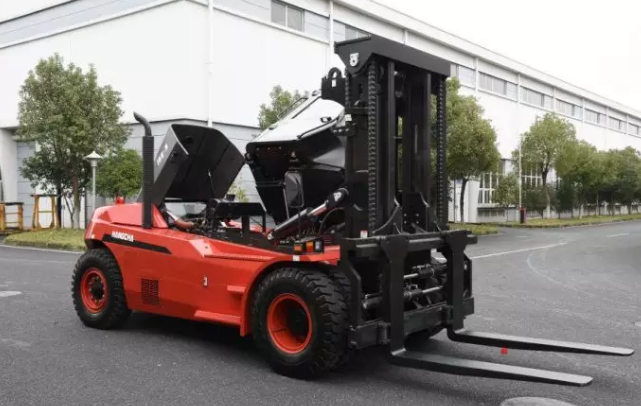 【大噸位】杭叉新款X系列16噸重裝叉車交付某企業(yè)！