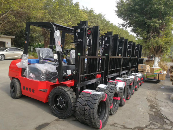 叉車?yán)系每?？不同階段的叉車保養(yǎng)你要注意！