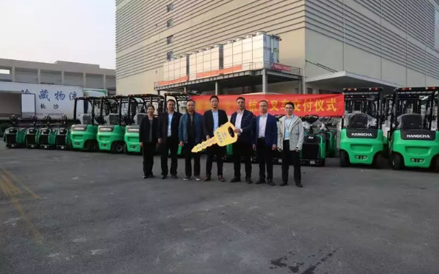 【強(qiáng)勢(shì)】杭叉集團(tuán)交付湖南某大型冷庫58臺(tái)鋰電池叉車！