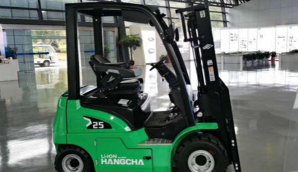 電動(dòng)叉車買鋰電的還是鉛酸的？當(dāng)然是鋰電的！