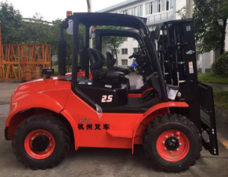 大氣威猛！杭叉四驅(qū)越野叉車(chē)攜手中石油“走出去”