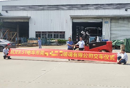 叉車搬運玻璃？要輕拿輕放！